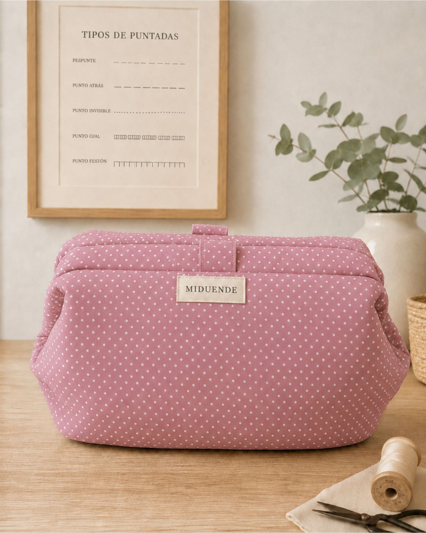 Bolsa de labores con boquilla en topitos frambuesa personalizada de MiDuende