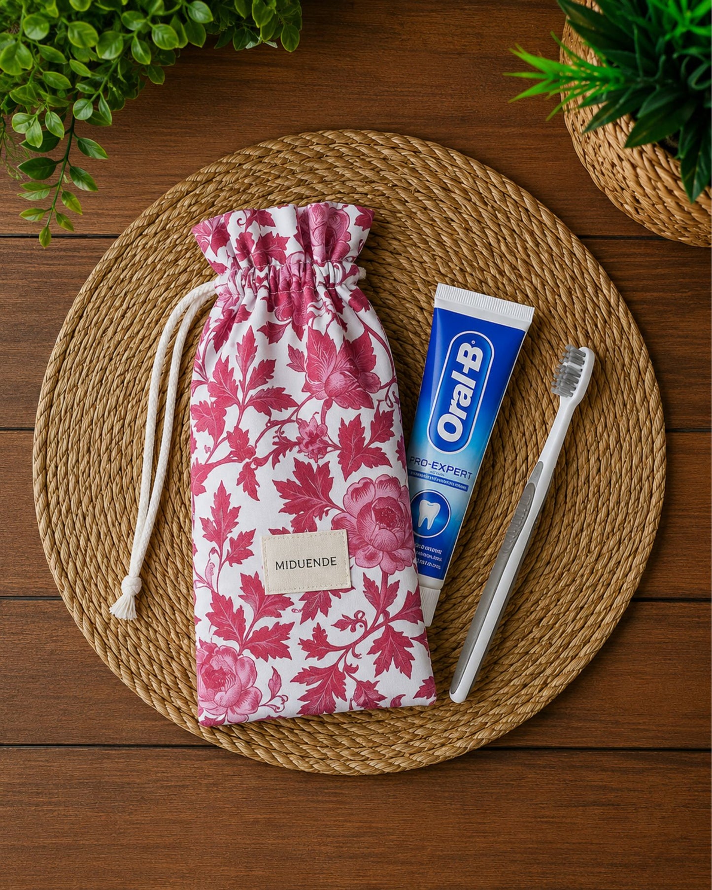 Bolsa porta cepillo de dientes personalizada MiDuende en tela Frambuesa para guardar cepillo y pasta de dientes