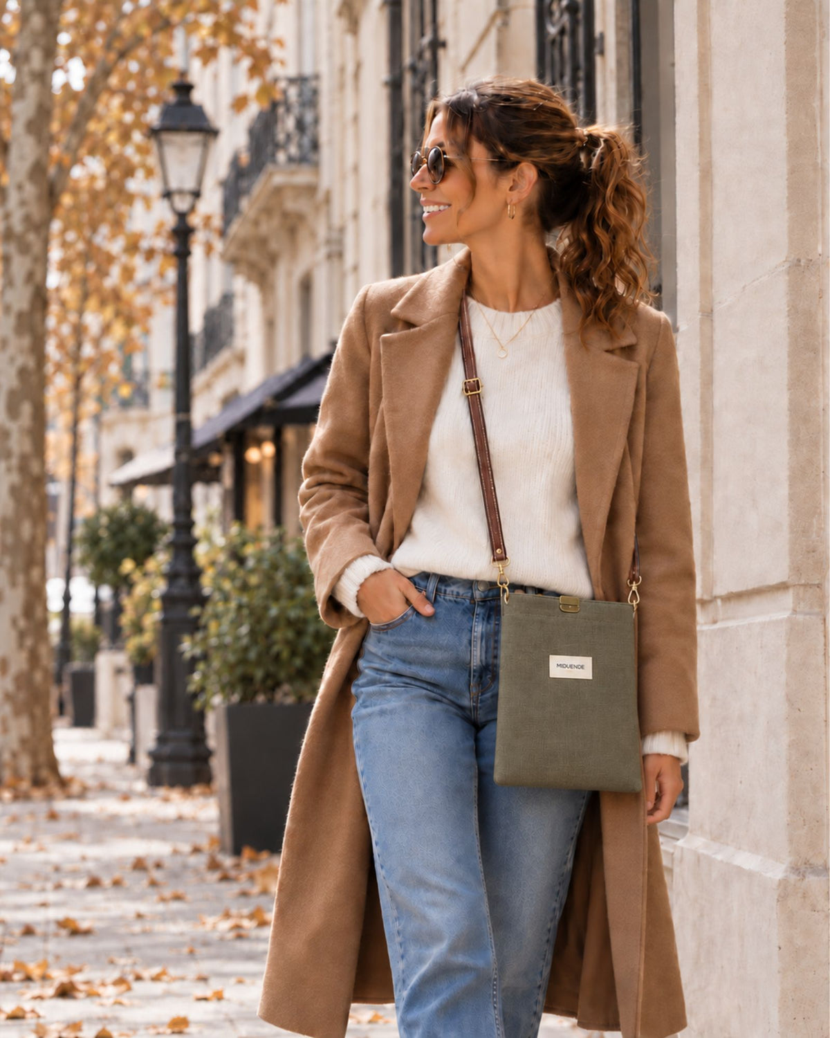 Bolso midi en lino verde tipo bandolera, pequeño y práctico.