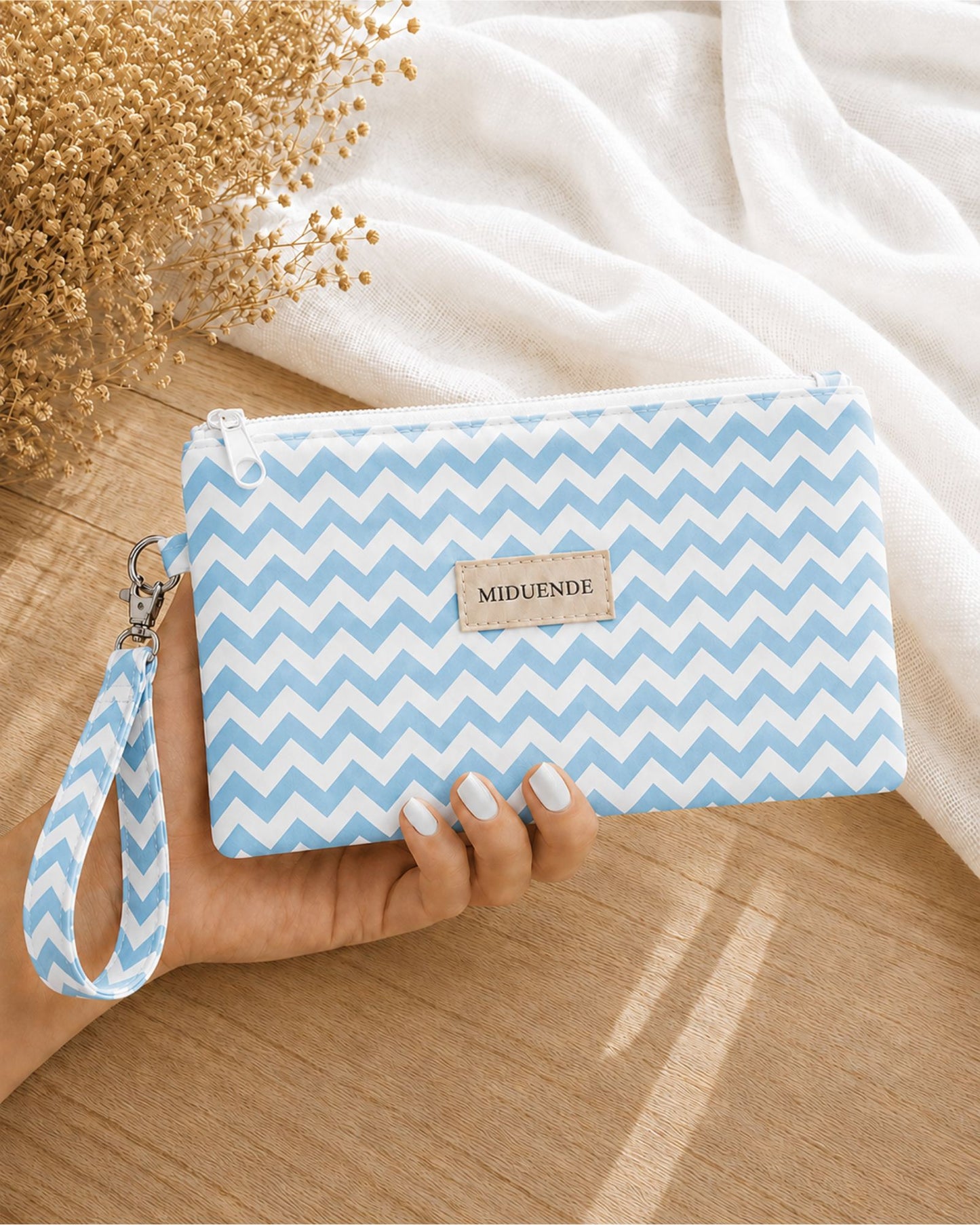 Cartera de mano apra mujer en tela zigzag azul con asa para llvar de la muñeca Miduende