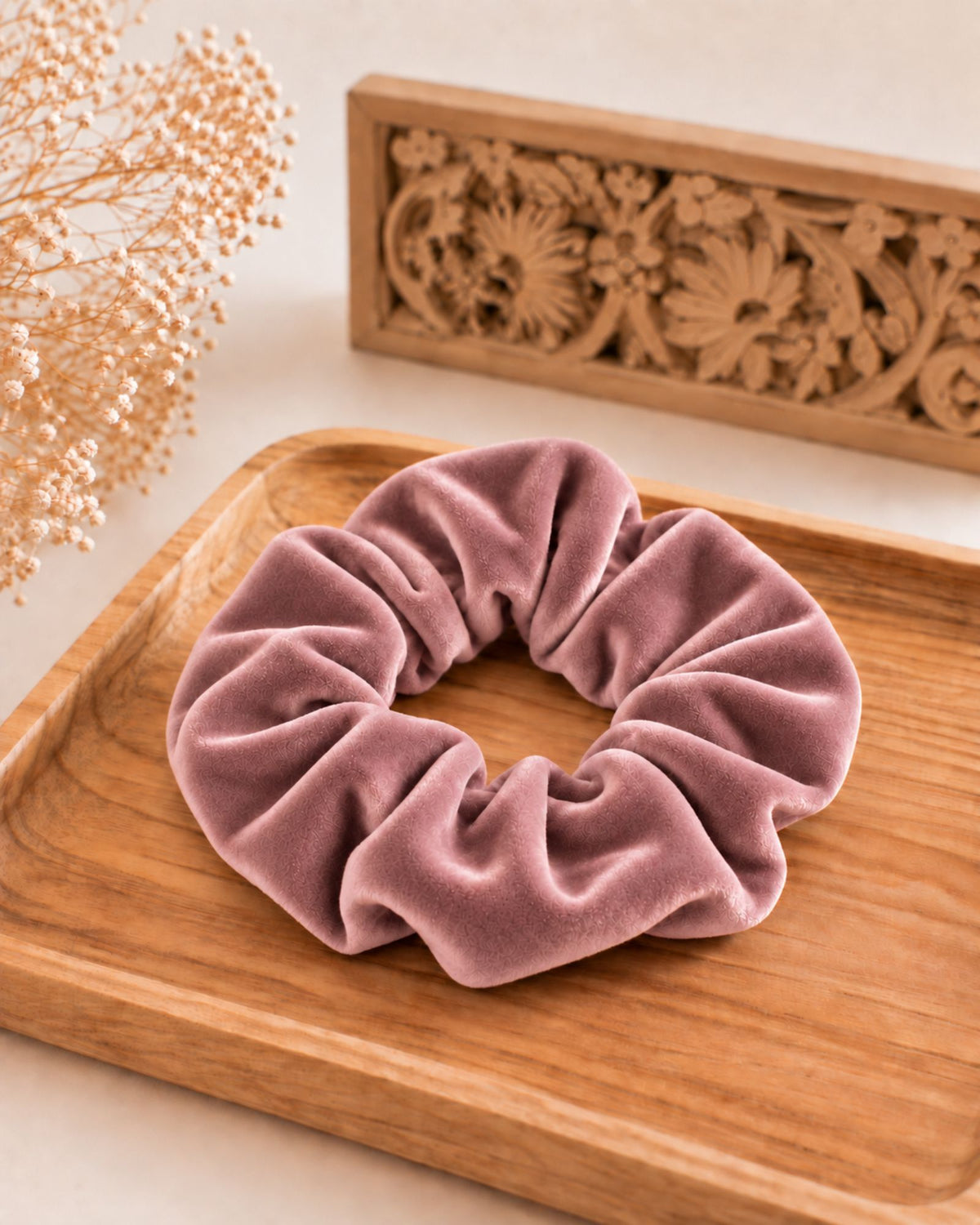 Recoge tu melen con neustor scrunchie de teriopelo malva, un toque único para tu outfit