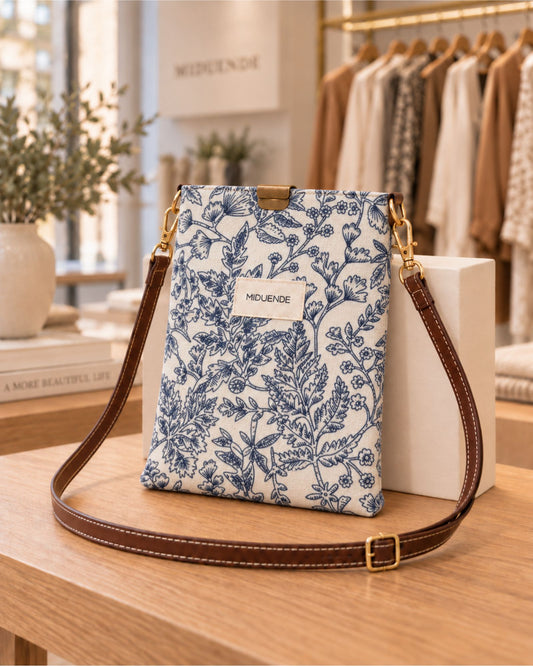 Bolso midi en tela Jara azul y correa de cuero marrón