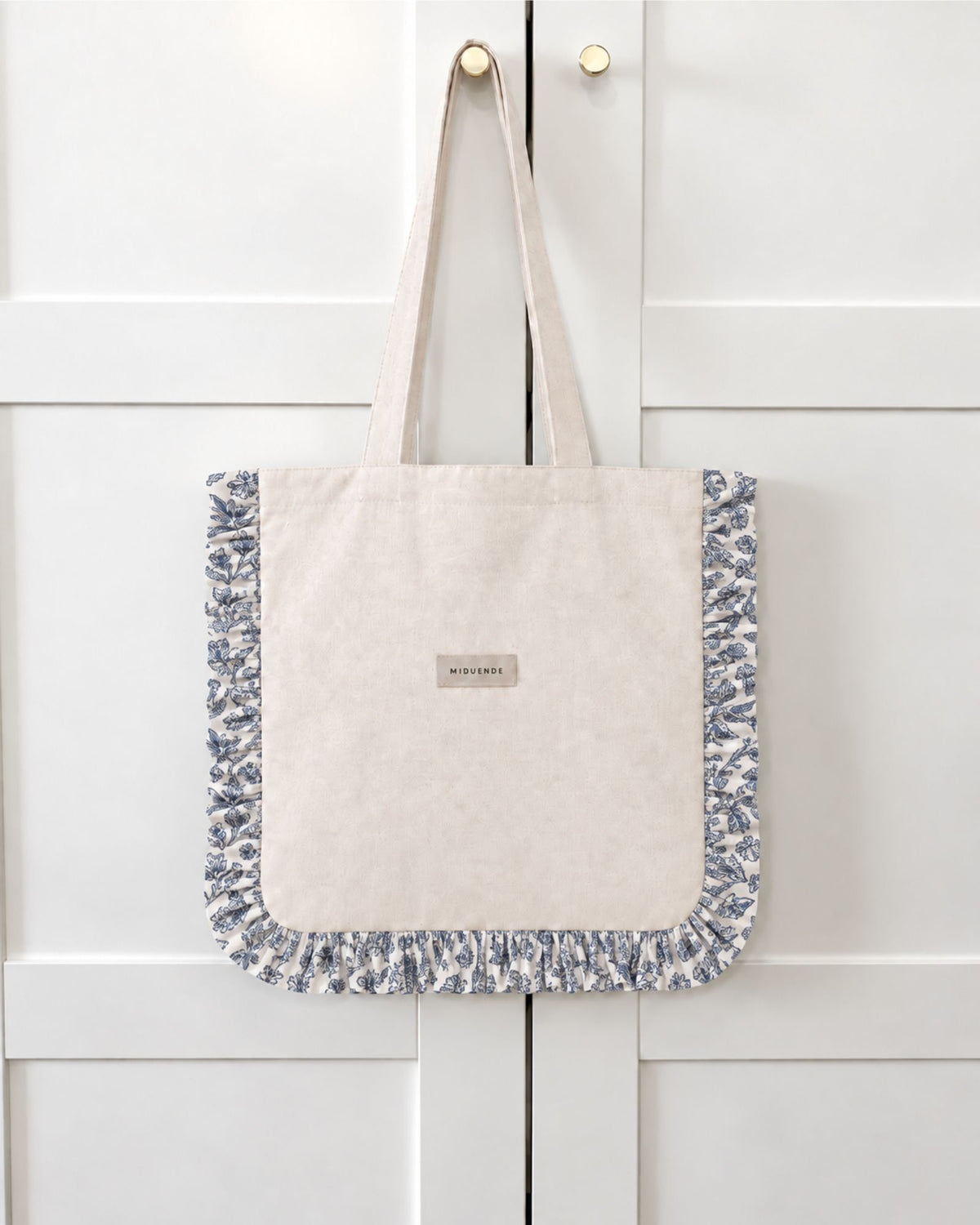Detalle del Bolso totebag en tela de lino y volante fruncido en tela jara verde, personalizable de MiDuende