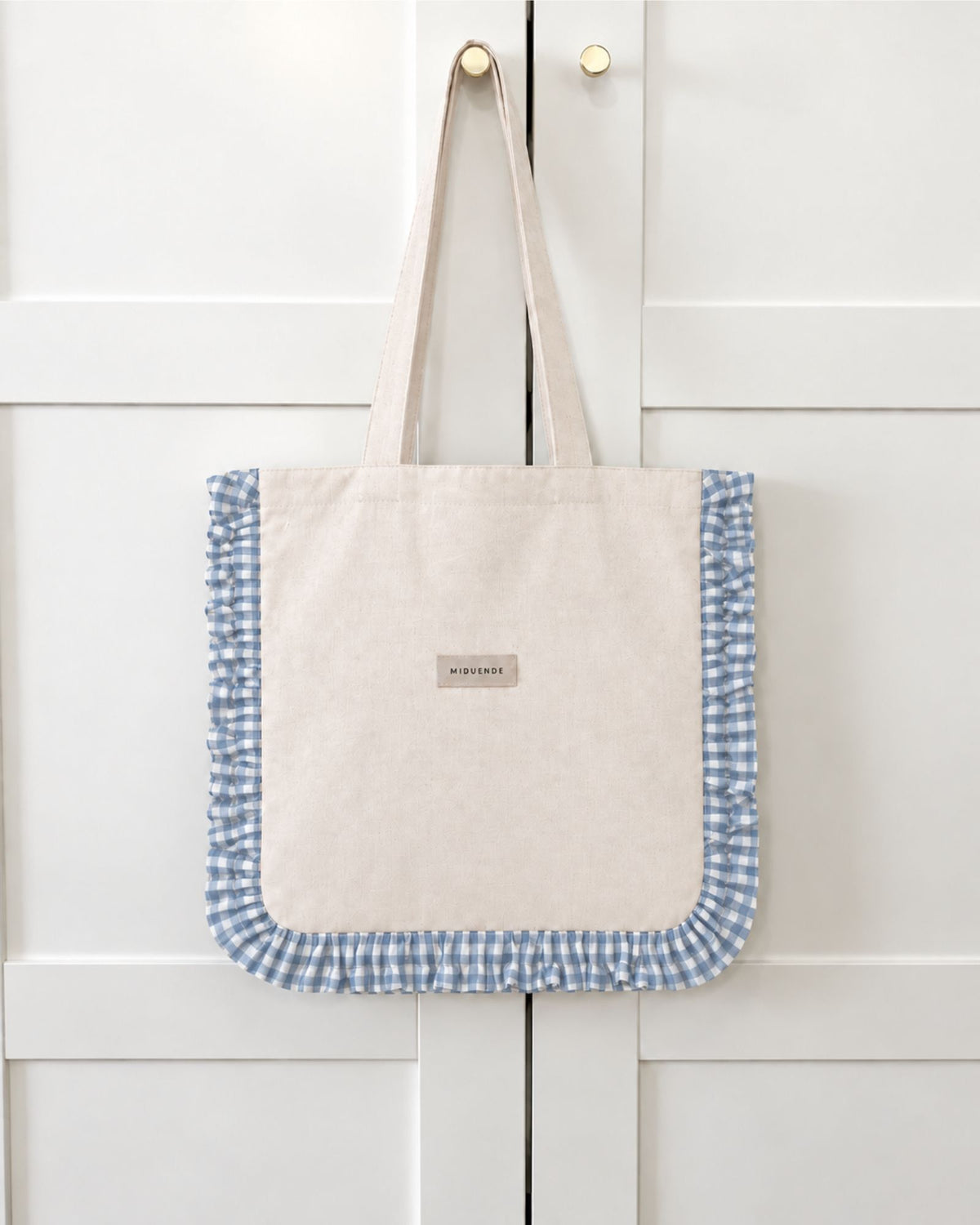 Detalle Bolso tote de lino natural con volante decorativo en tela vichy azul personalizable de MiDuende