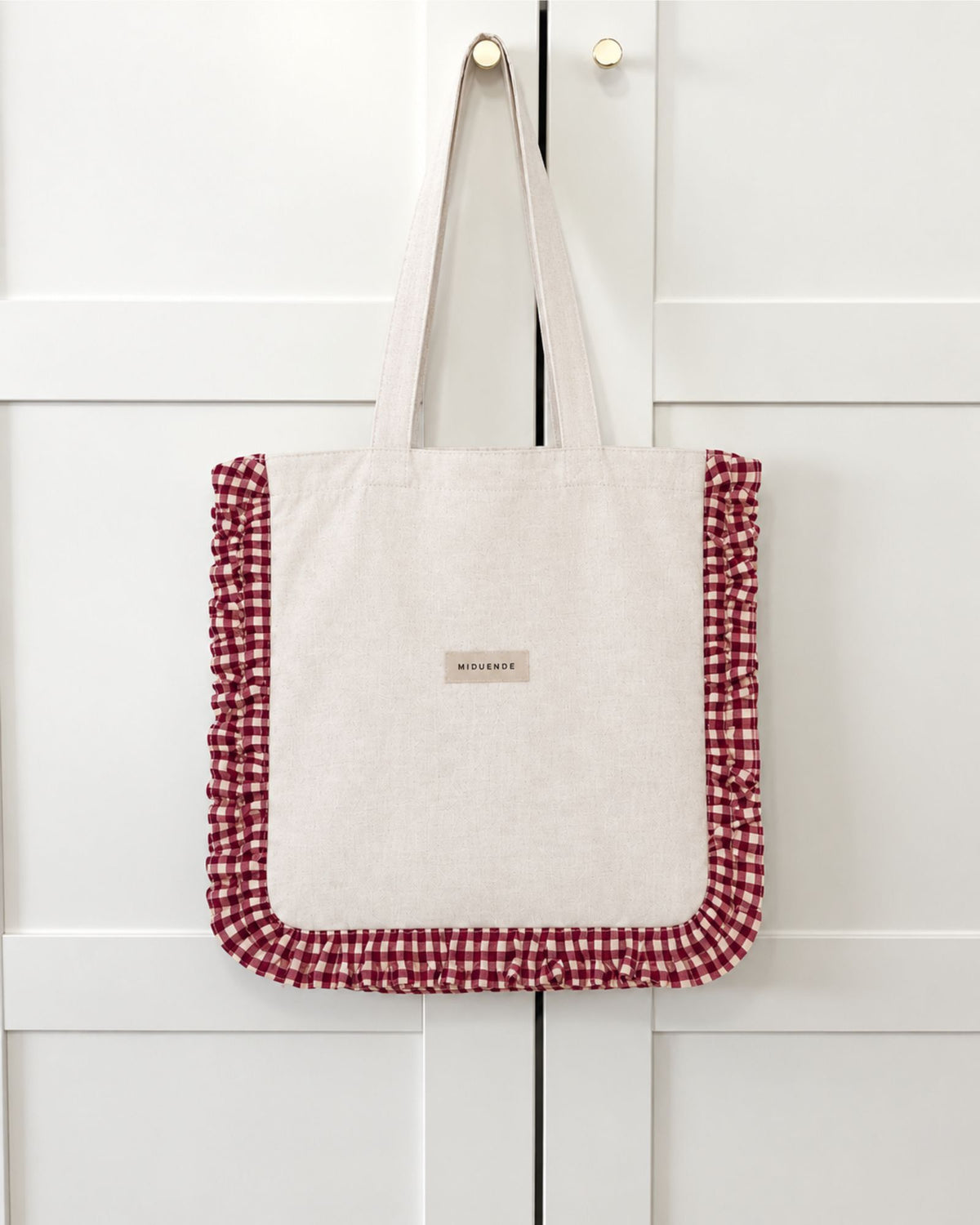Detalle Bolso tote de lino natural con volante decorativo en tela vichy burdeos personalizable de MiDuende
