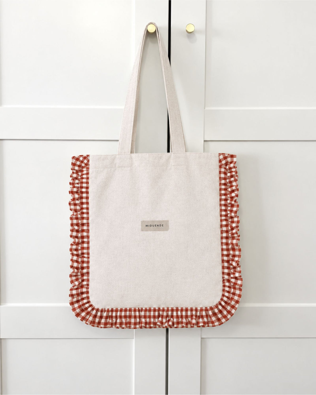 Detalle del Bolso totebag en tela de lino natural con volante fruncido en tela vichy caldera, personalizable de MiDuende