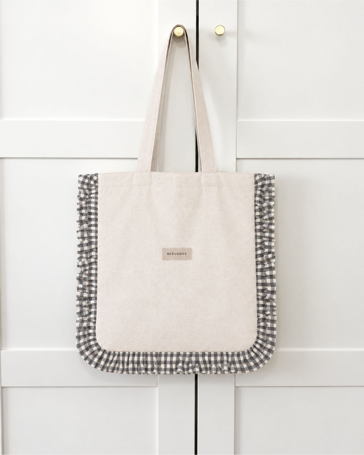 Detalle Bolso tote de lino con volante decorativo en tela vichy gris personalizable de MiDuende