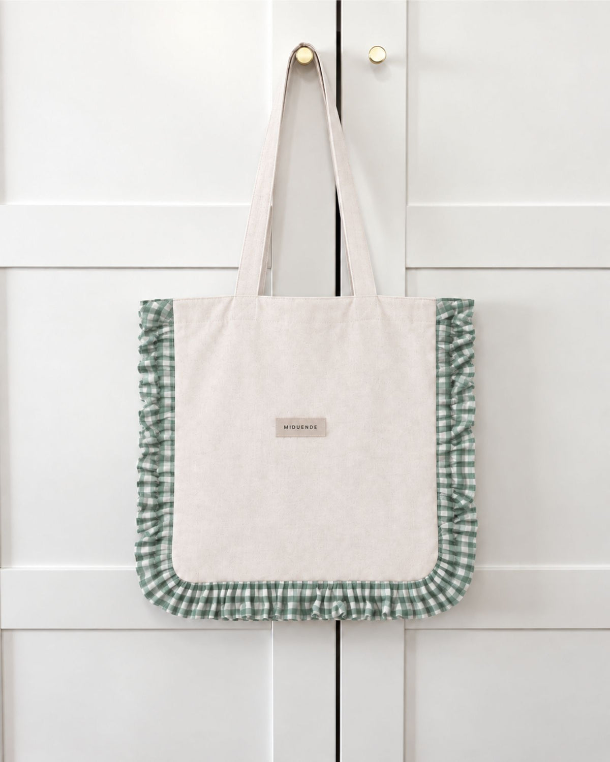 Detalle Bolso tote de lino con volante decorativo en tela vichy verdepersonalizable de MiDuende