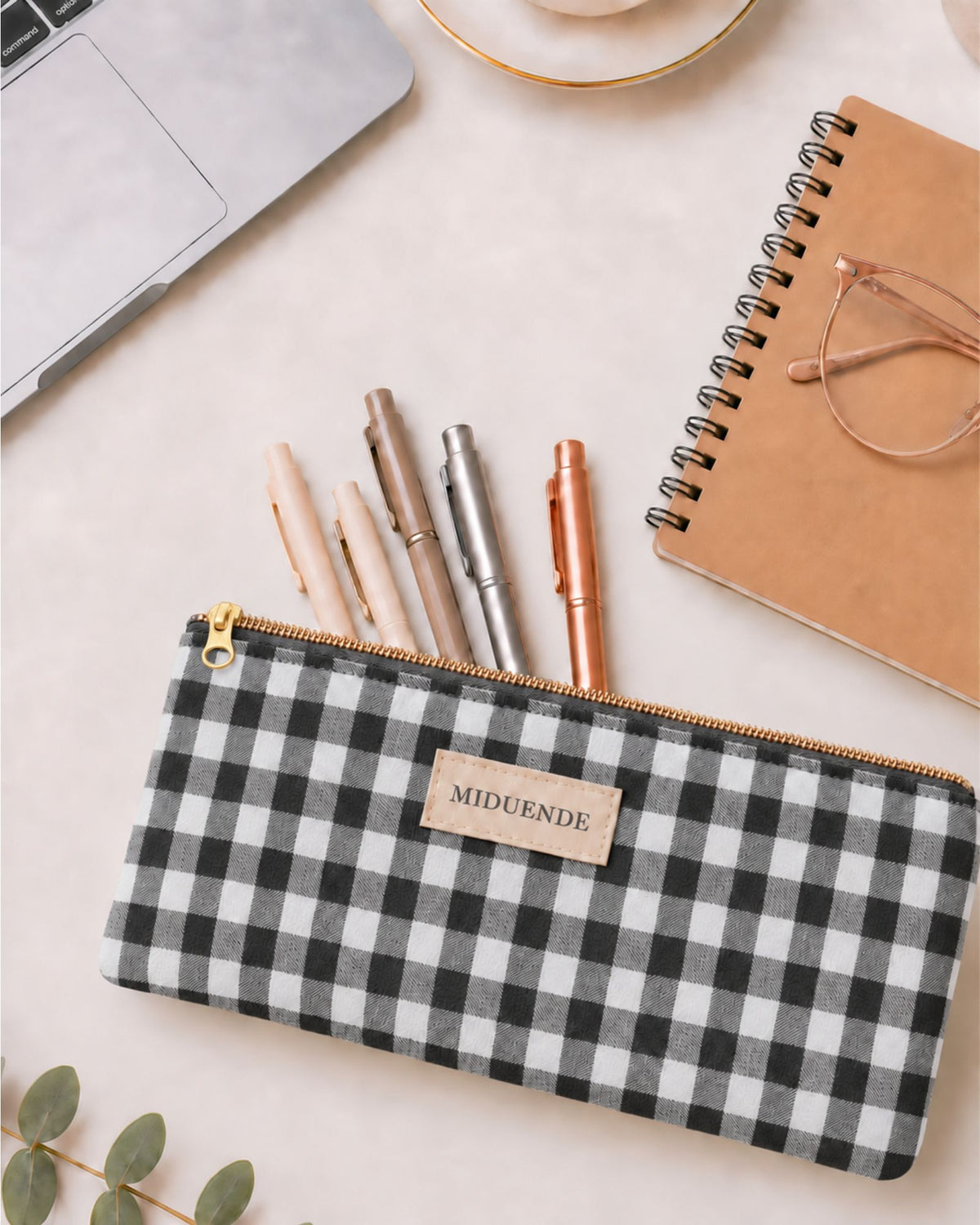Estuche plano de tela vichy negro 1cmpara lápices, marcadores y pequeños cosméticos.
