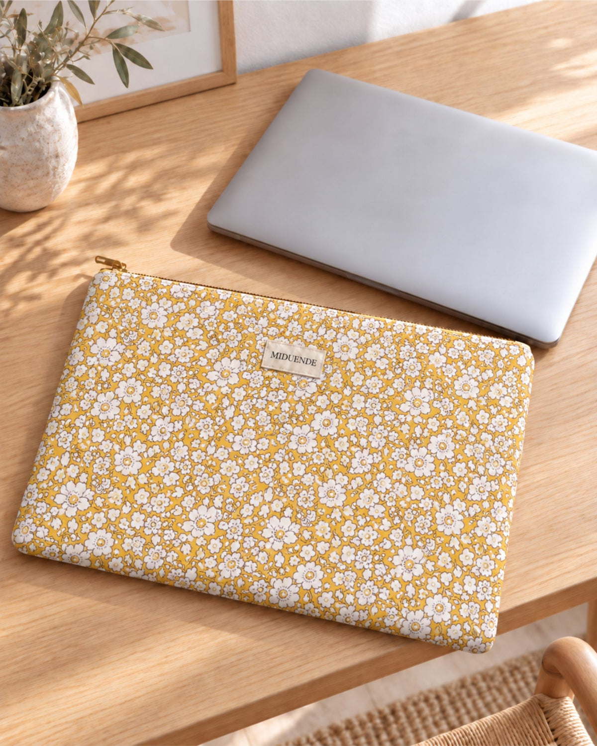 Funda para portátil en tela de flores Sofia, personalizable con el nombre o las iniciales.