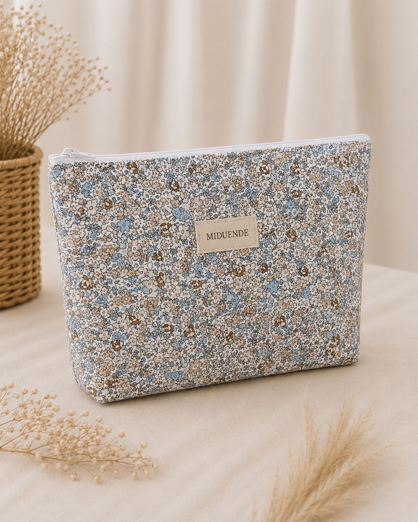 Neceser Maxi Floral azul personalizado MiDuende confeccionado artesanalmente en algodón con gran capacidad e interior plastificado opcional