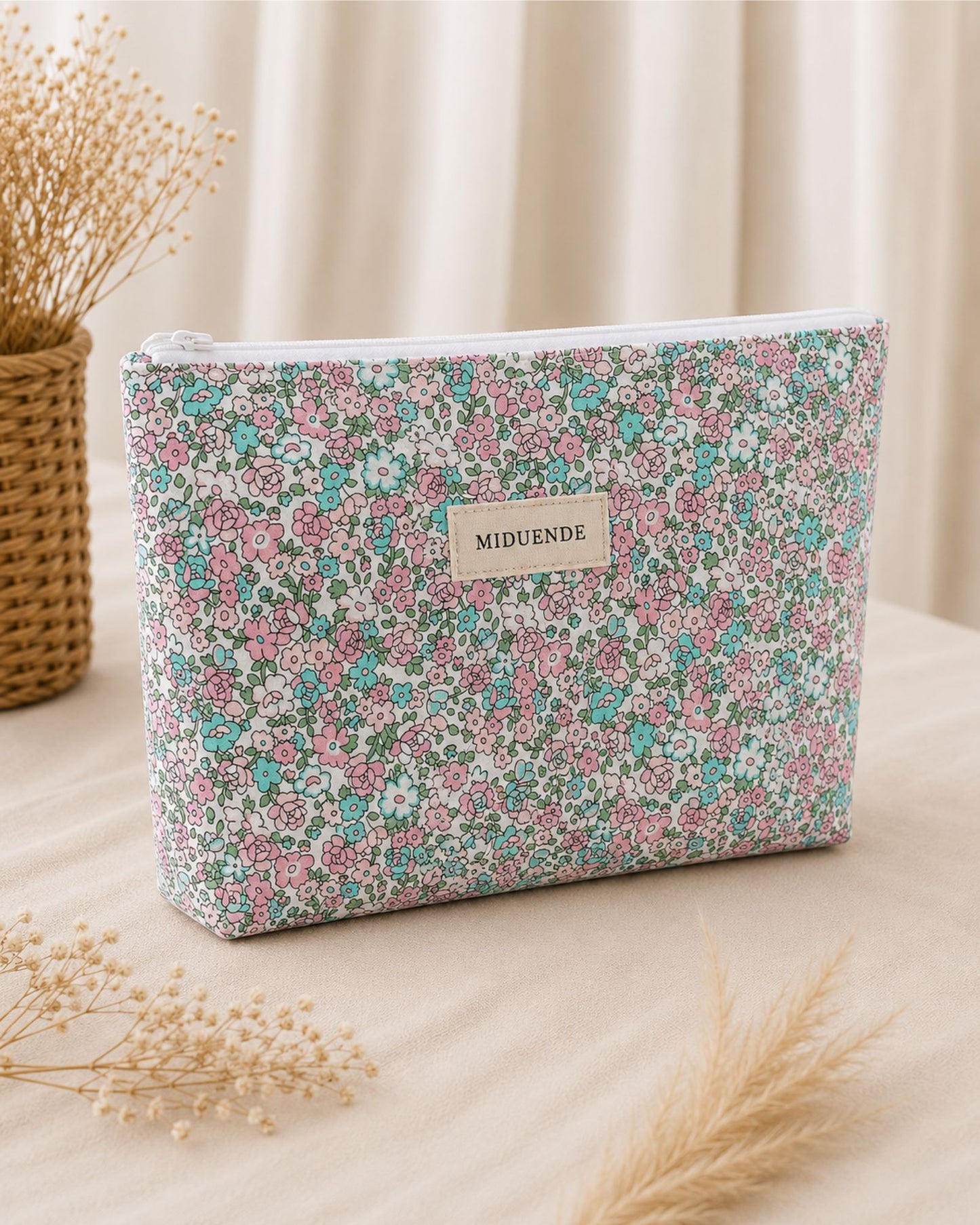 Neceser Maxi Floral rosa personalizado MiDuende confeccionado artesanalmente en algodón con gran capacidad e interior plastificado opcional