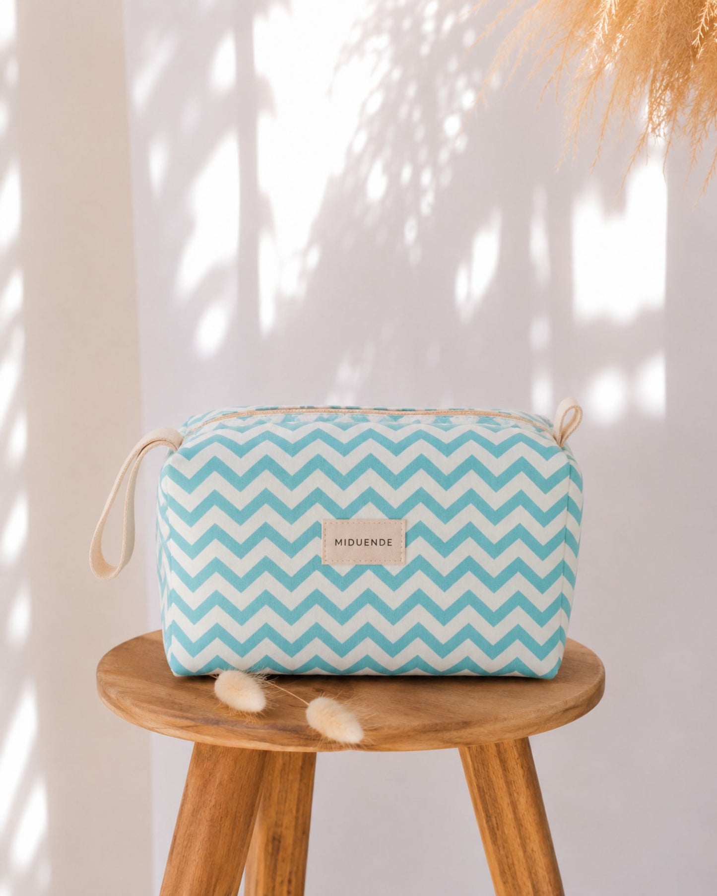 neceser Miduende en tela zigzag verde muy amplio perfecto para viajes, personalizable con nombre o iniciales