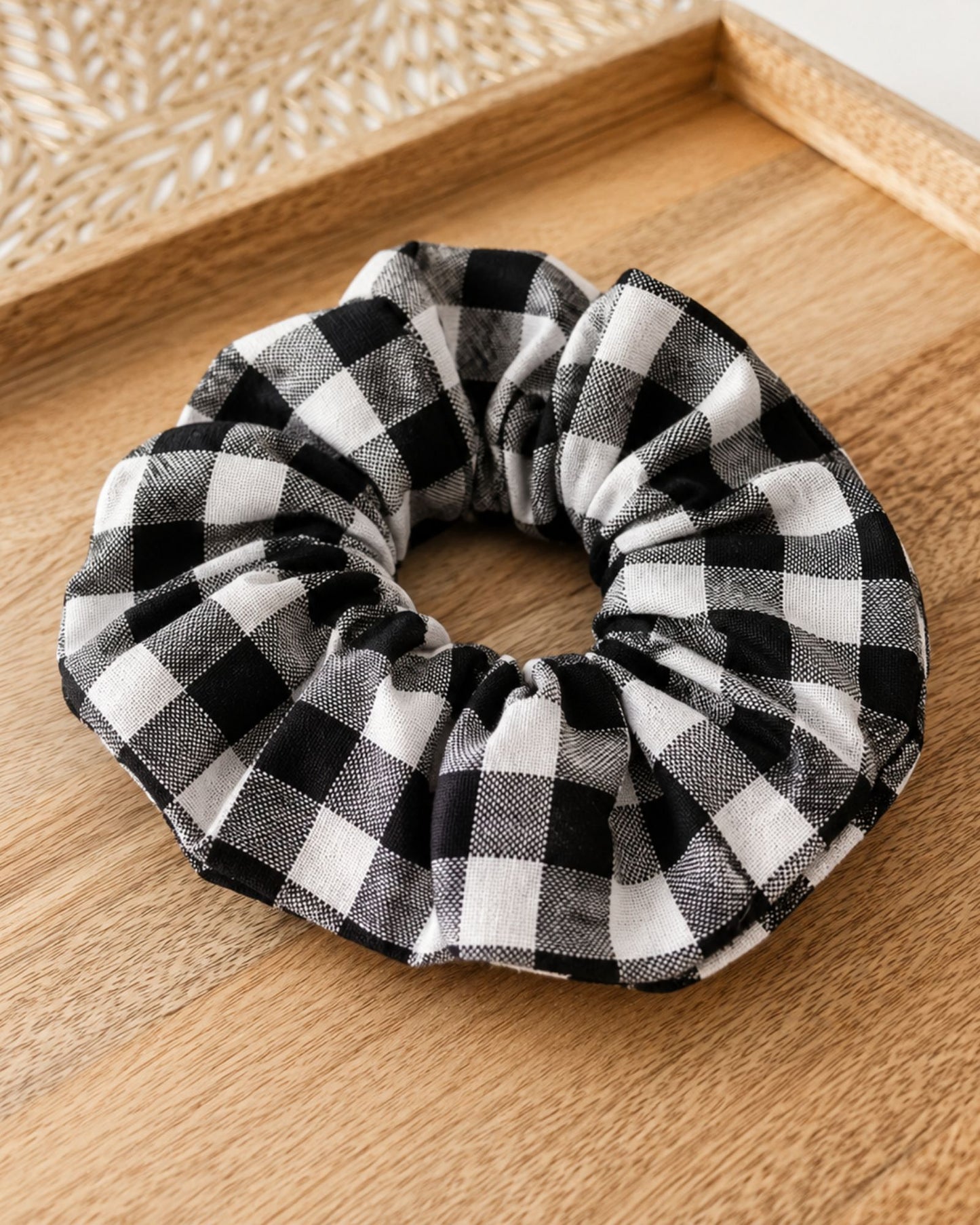 Scrunchie vichy negro artesanal para mujer hecho a mano por MiDuende