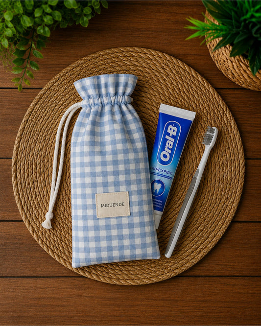 Bolsa porta cepillo de dientes personalizada MiDuende en tela Vichy azul para guardar cepillo y pasta de dientes