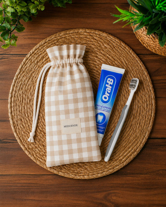Bolsa porta cepillo de dientes personalizada MiDuende en tela Vichy beige para guardar cepillo y pasta de dientes