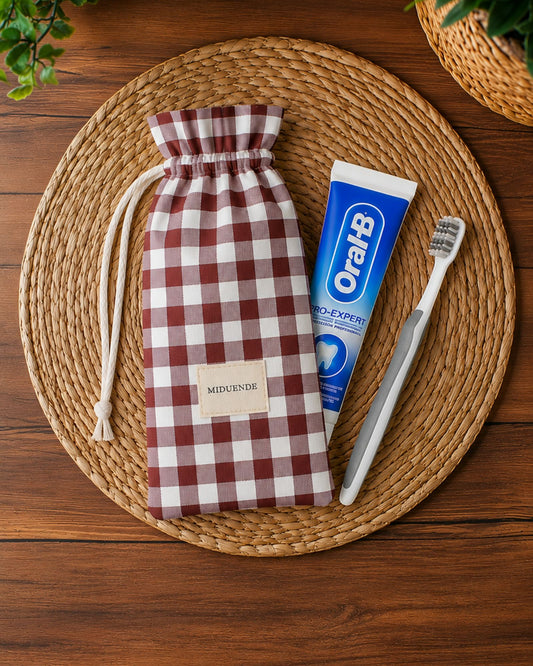 Bolsa porta cepillo de dientes personalizada MiDuende en tela Vichy burdeos para guardar cepillo y pasta de dientes