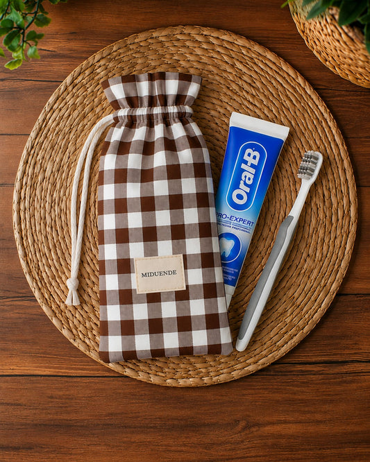 Bolsa porta cepillo de dientes personalizada MiDuende en tela Vichy chocolate para guardar cepillo y pasta de dientes