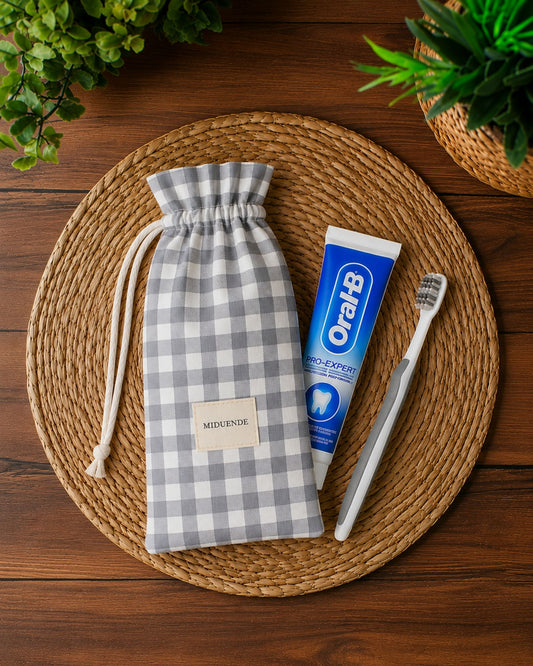 Bolsa porta cepillo de dientes personalizada MiDuende en tela Vichy gris para guardar cepillo y pasta de dientes