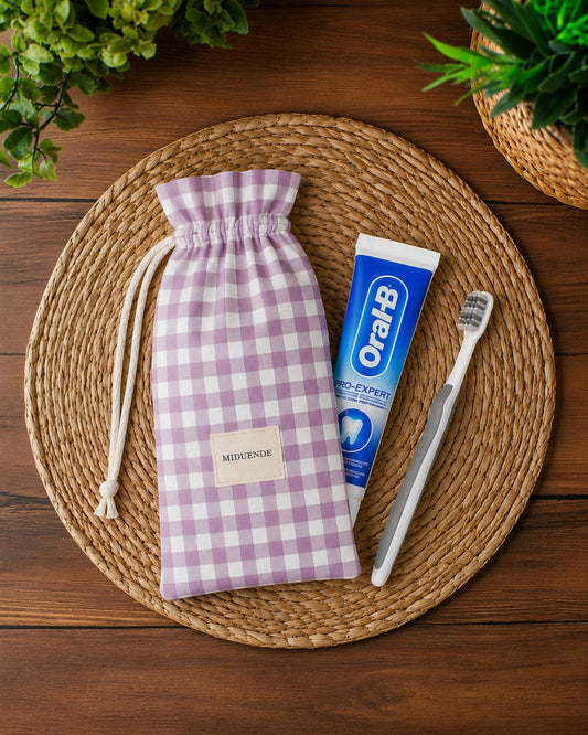 Bolsa porta cepillo de dientes personalizada MiDuende en tela Vichy malva para guardar cepillo y pasta de dientes