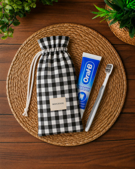 Bolsa porta cepillo de dientes personalizada MiDuende en tela Vichy negro para guardar cepillo y pasta de dientes