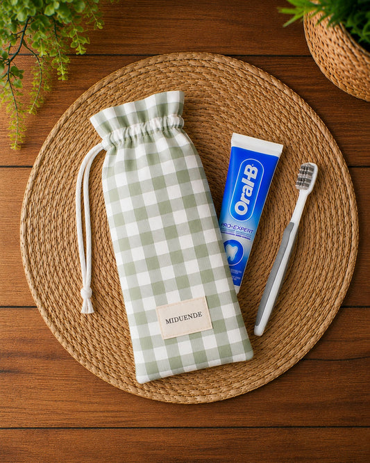 Bolsa porta cepillo de dientes personalizada MiDuende en tela Vichy verde para guardar cepillo y pasta de dientes