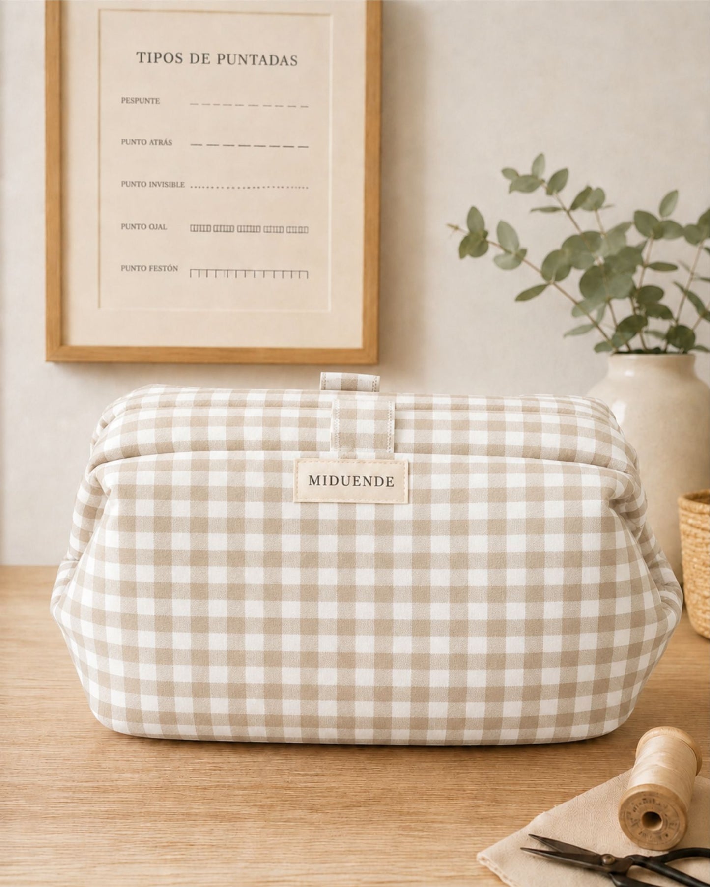 Bolsa de labores con boquilla en vichy beige personalizada de MiDuende