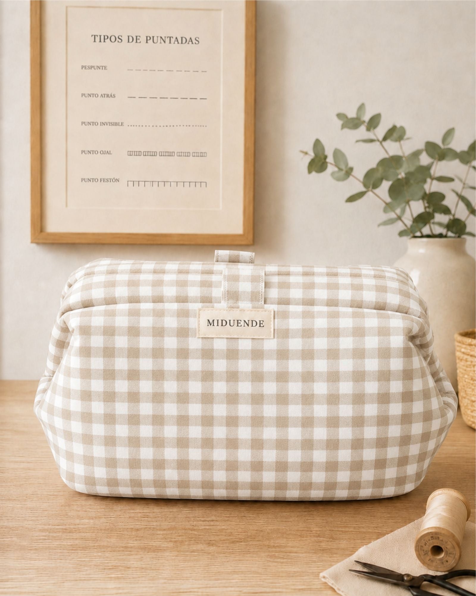 Bolsa de labores con boquilla en vichy beige personalizada de MiDuende