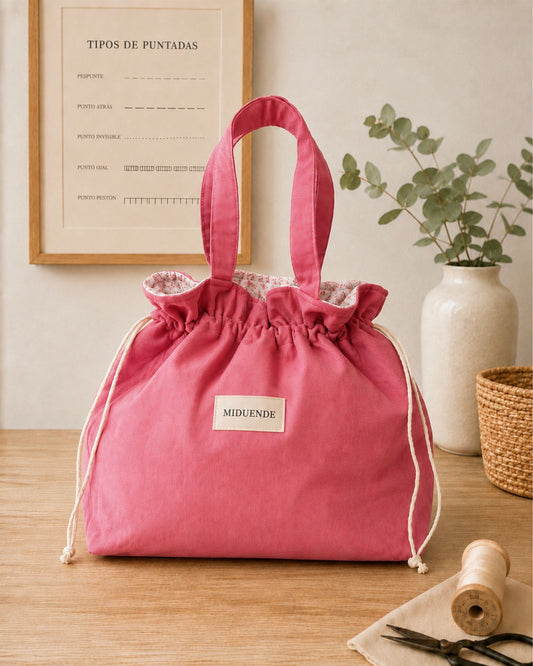 Bolsa saco para labores personalizada en micropana frambuesa con cierre de cordón MiDuende