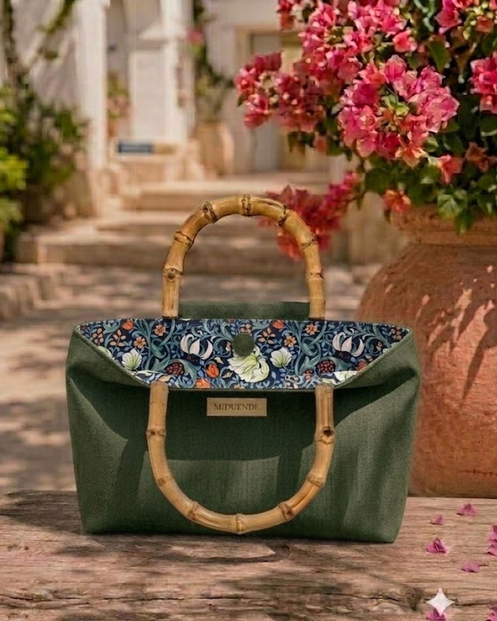 Bolso para mujer de lino verde con asas de bambú y cierre con automático metalico de MiDuende, interior en tela estampada Rosala