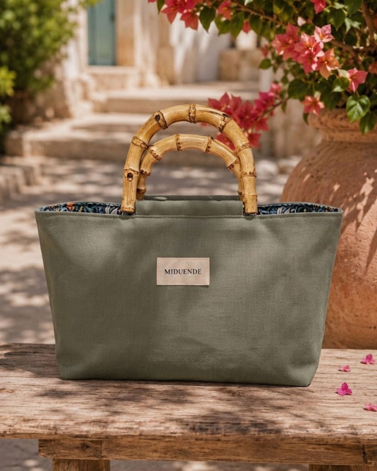 Bolso para mujer de lino verde con asas de bambú de MiDuende, interior en tela estampada Rosala