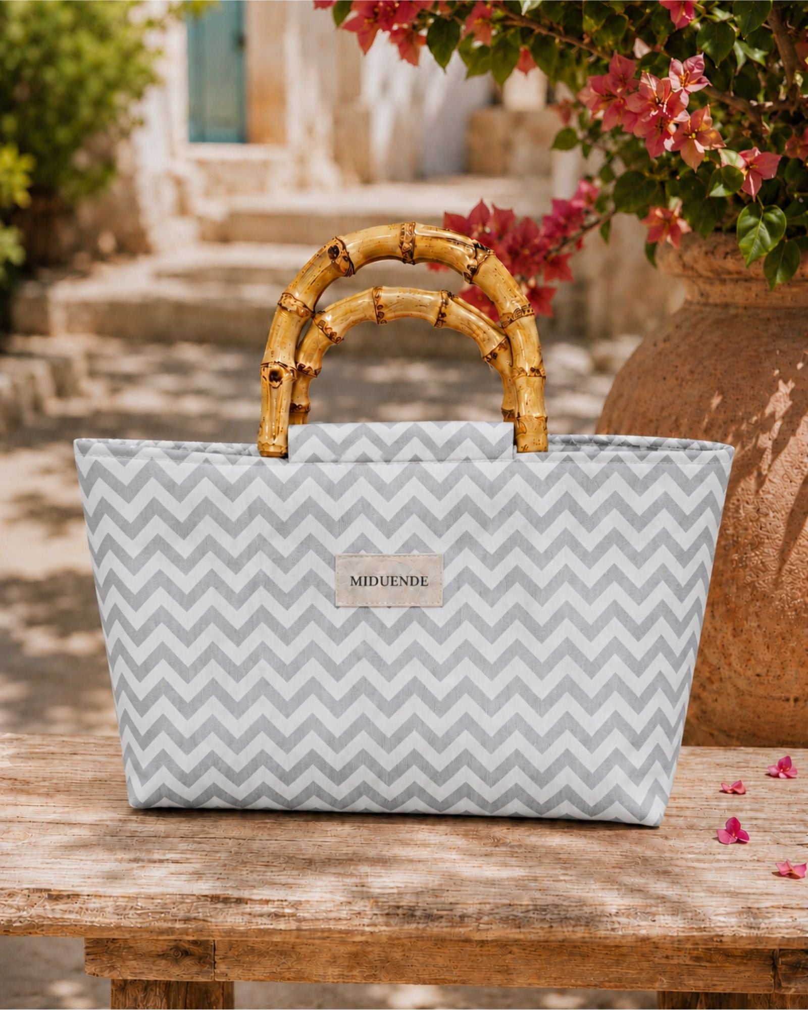 Bolso de tela loneta zigzag gris de MIduende con asas de madera de bambú personalizable