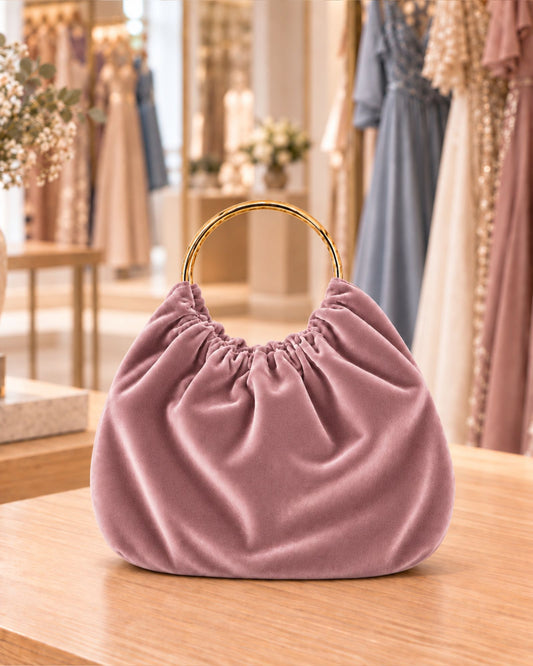 Bolso Velvet para invitada o eventos en teriopelo malva y aros dorados.