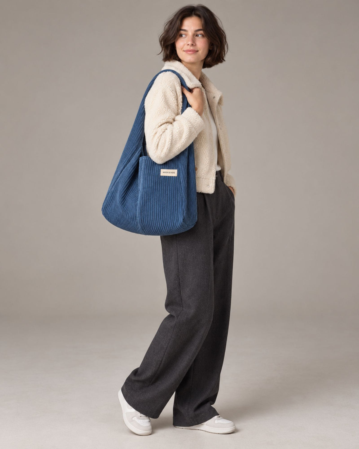 Bolso hobo en tela de pana azul navy para quedar con las amigas, clase,...