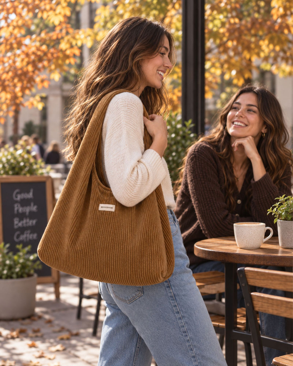 Bolso Hobo en tlea de pana color caramelo, para porfes, estudiantes y salri con las maigas.