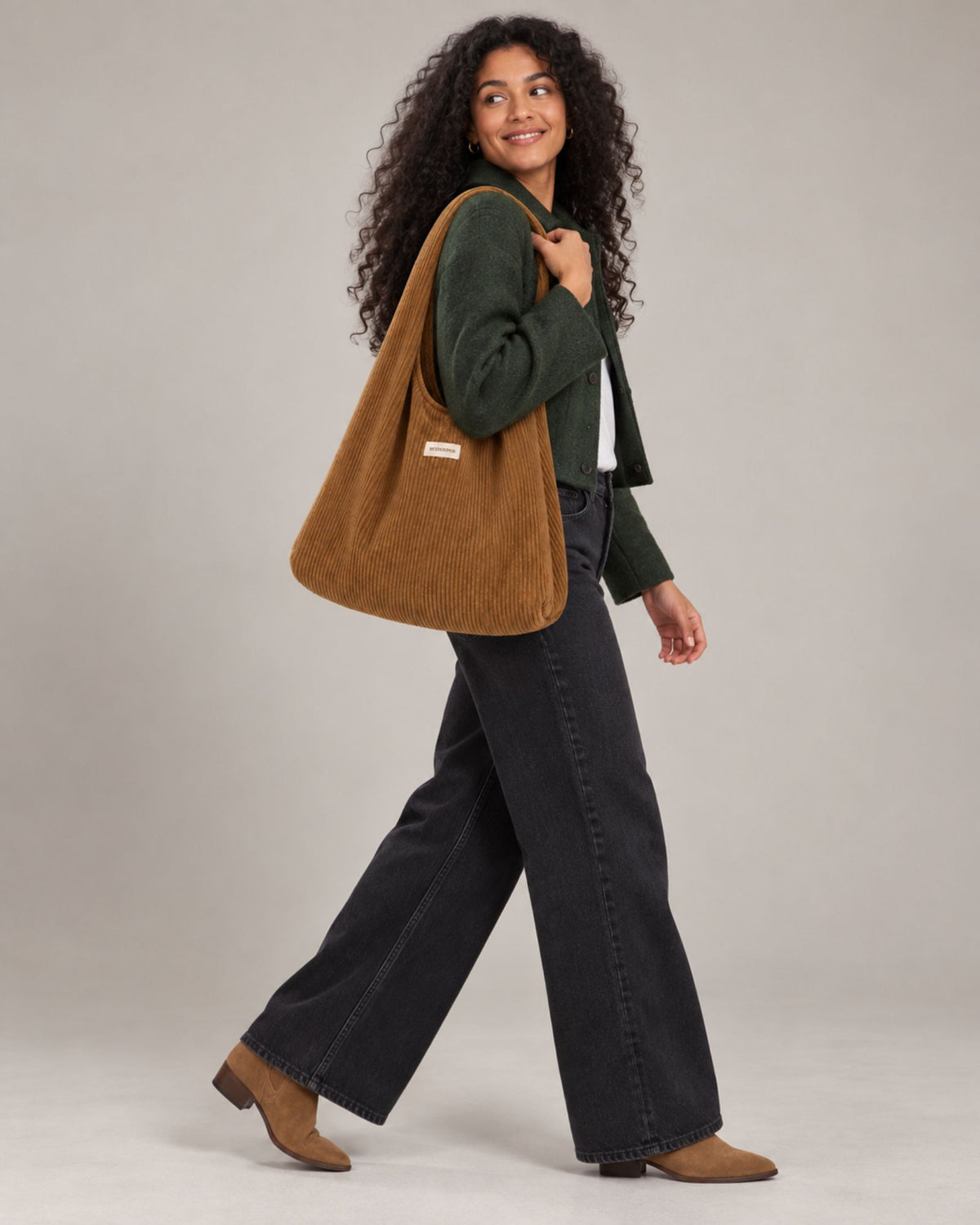 Bolso Hobo en tela de pana, amplio y cómodo de llevar al hombro.