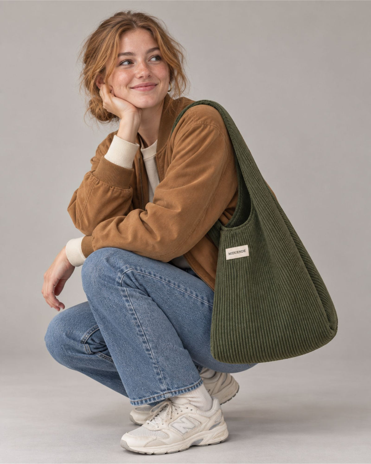 Bolso Hobo en pana verde para tu dia a dia, cómodo y práctico.