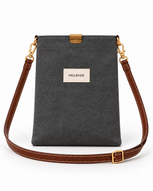 Bolso midi en Lino gris con correa de cuero marrón y cierre magnético.