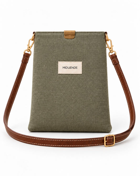Bolso midi en Lino verde con correa de cuero marrón y cierre magnético.