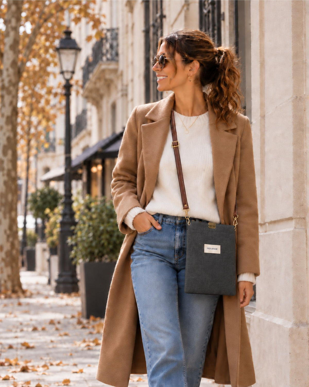 Bolso Midi en lino gris con correa de cuero marrón tipo bandolera, pequeño y práctico