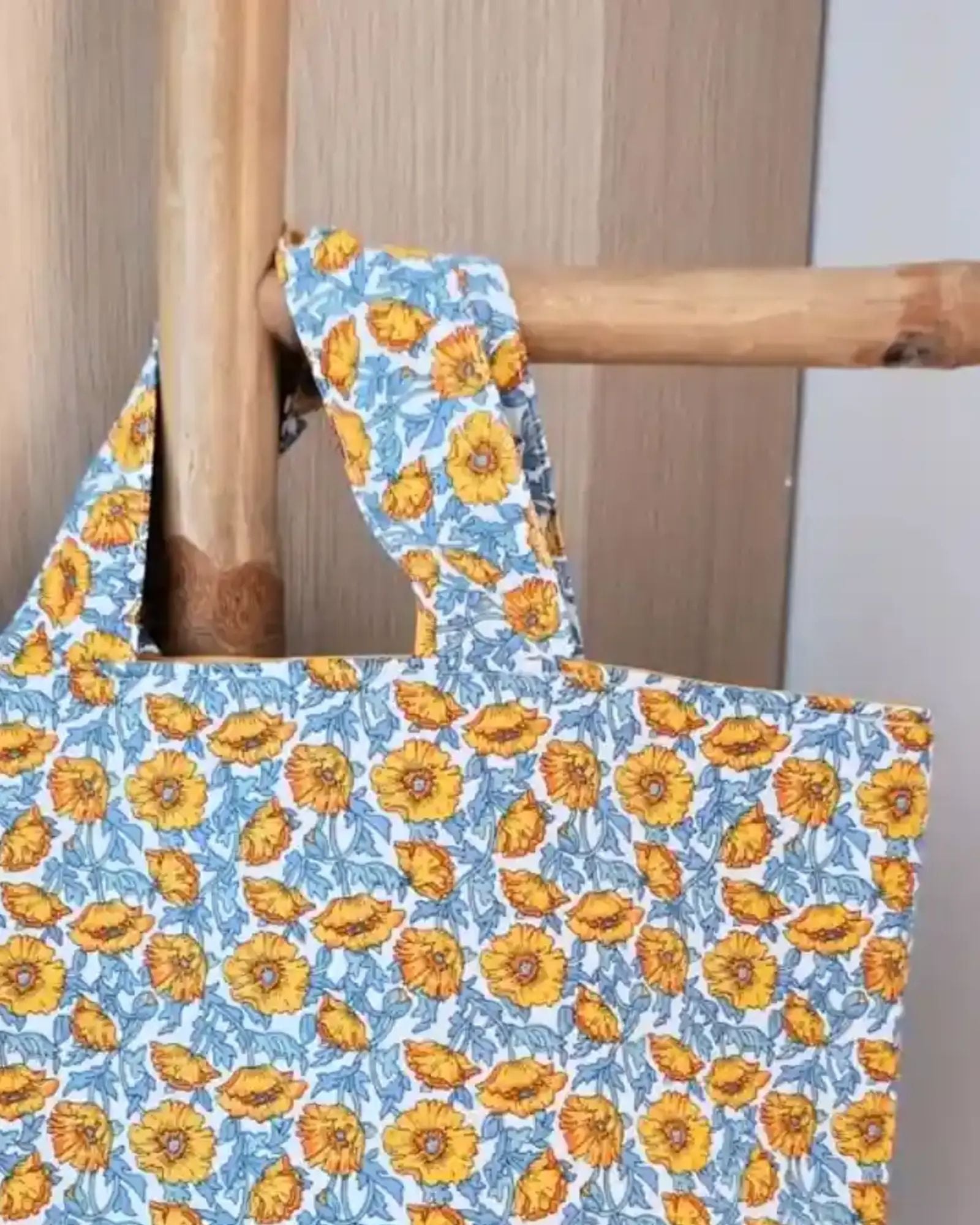 bolso-rodas-amarillo-detalle