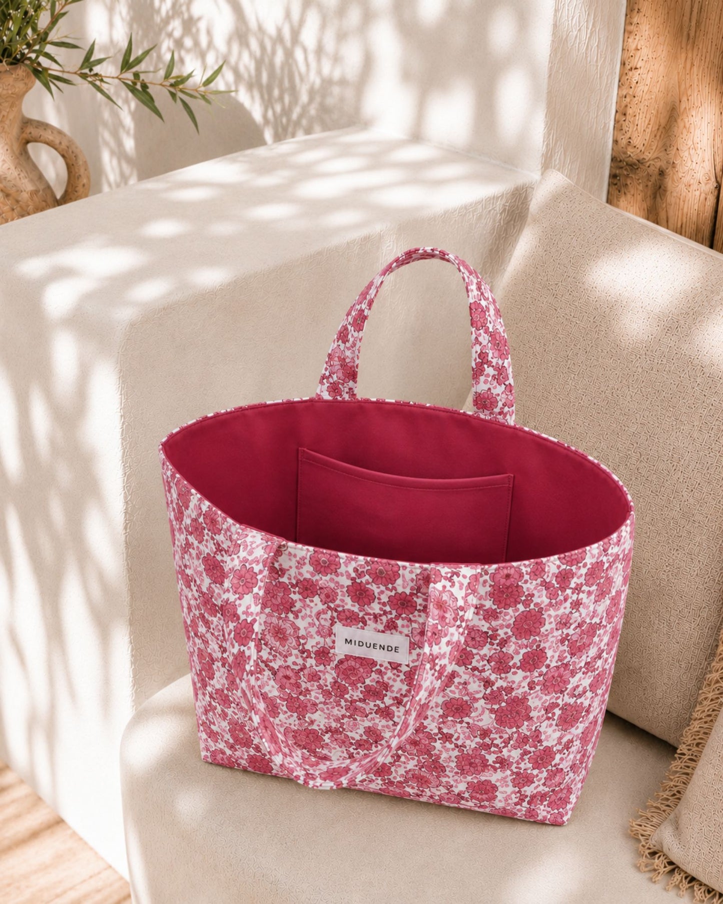 bolso shopper Frambuesa de tela de algodón con bolsillo interior y asas cortas para llevarlo del brazo o de la mano.