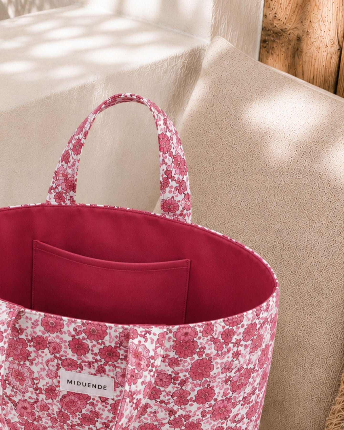 Detalle bolso shopper Frambuesa de tela de algodón con asas cortas para llevarlo del brazo o de la mano.