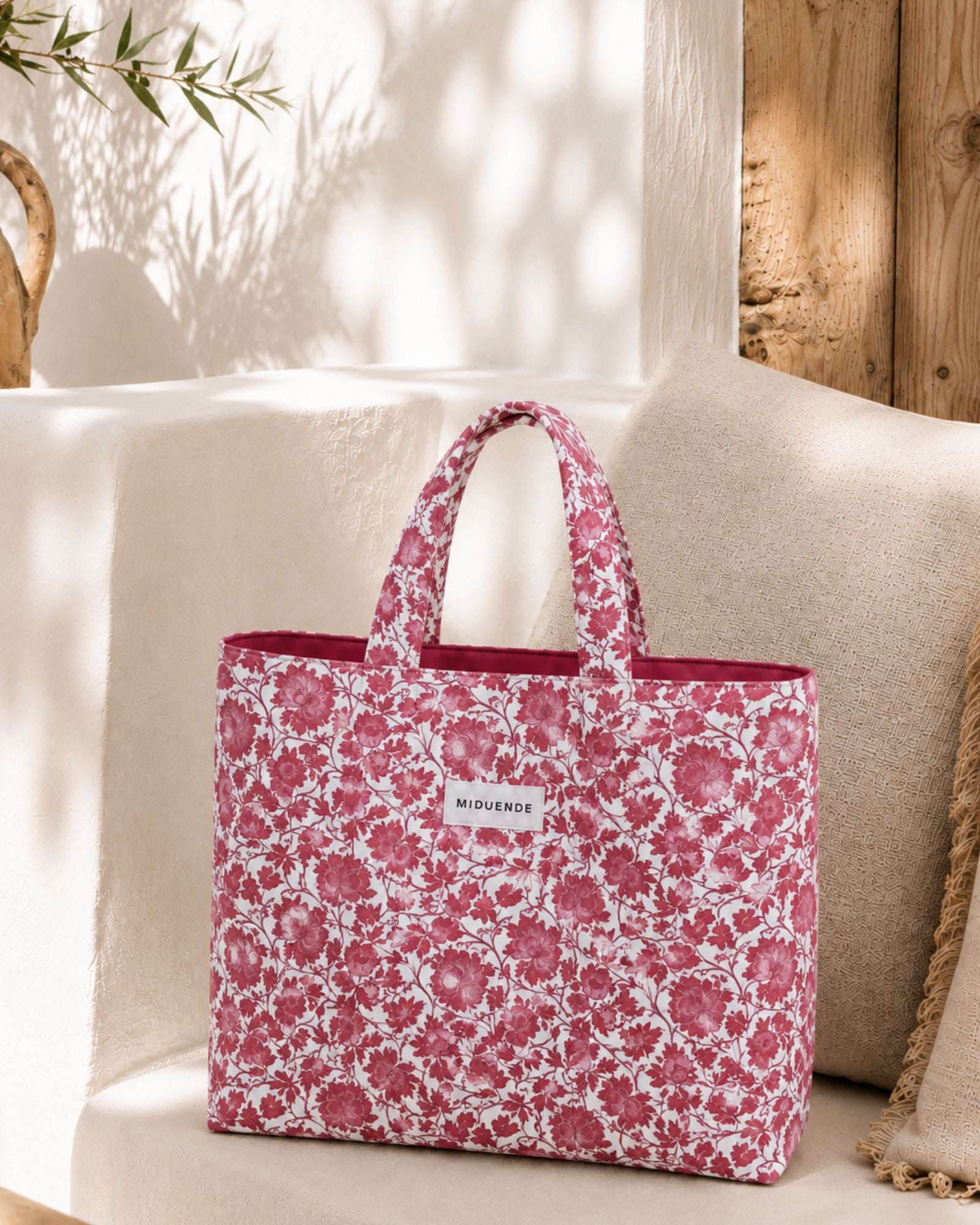 bolso shopper Frambuesa de tela de algodón con asas cortas para llevarlo del brazo o de la mano.