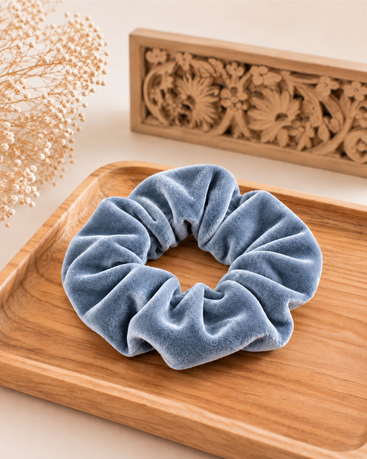 Complementa tu outfit con este elegante scrunchie en terciopelo azul de MiDuende