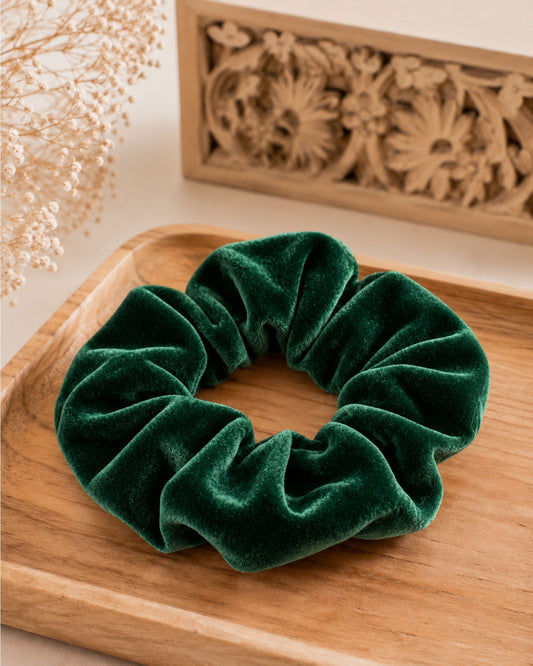 Scrunchie para el pelo en terciopelo verde botella, para lelvar el pelo rcogido en moño o coleta o llevarlo como pulsera