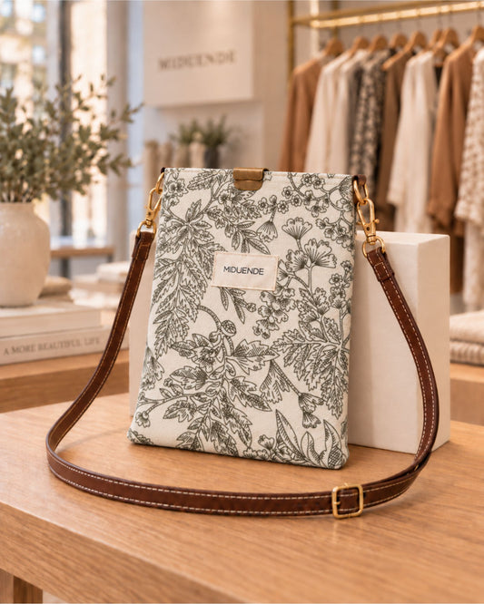 Bolso midi en tela Jara verde con correa de cuero marrón, pequeño y práctico
