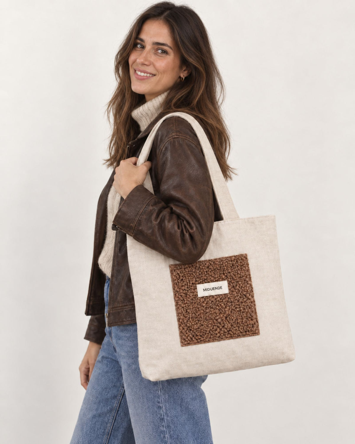 Modelo con Bolso Tote de lino con bolsillo exterior de borreguito. Muy cómodo y práctico.