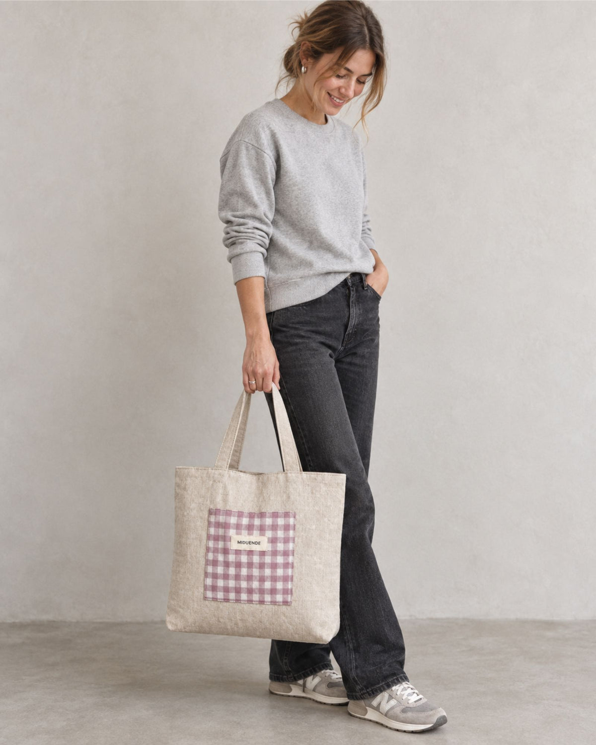 Modelo con bolso totebag de lino con bolsillo exterior en vichy malva