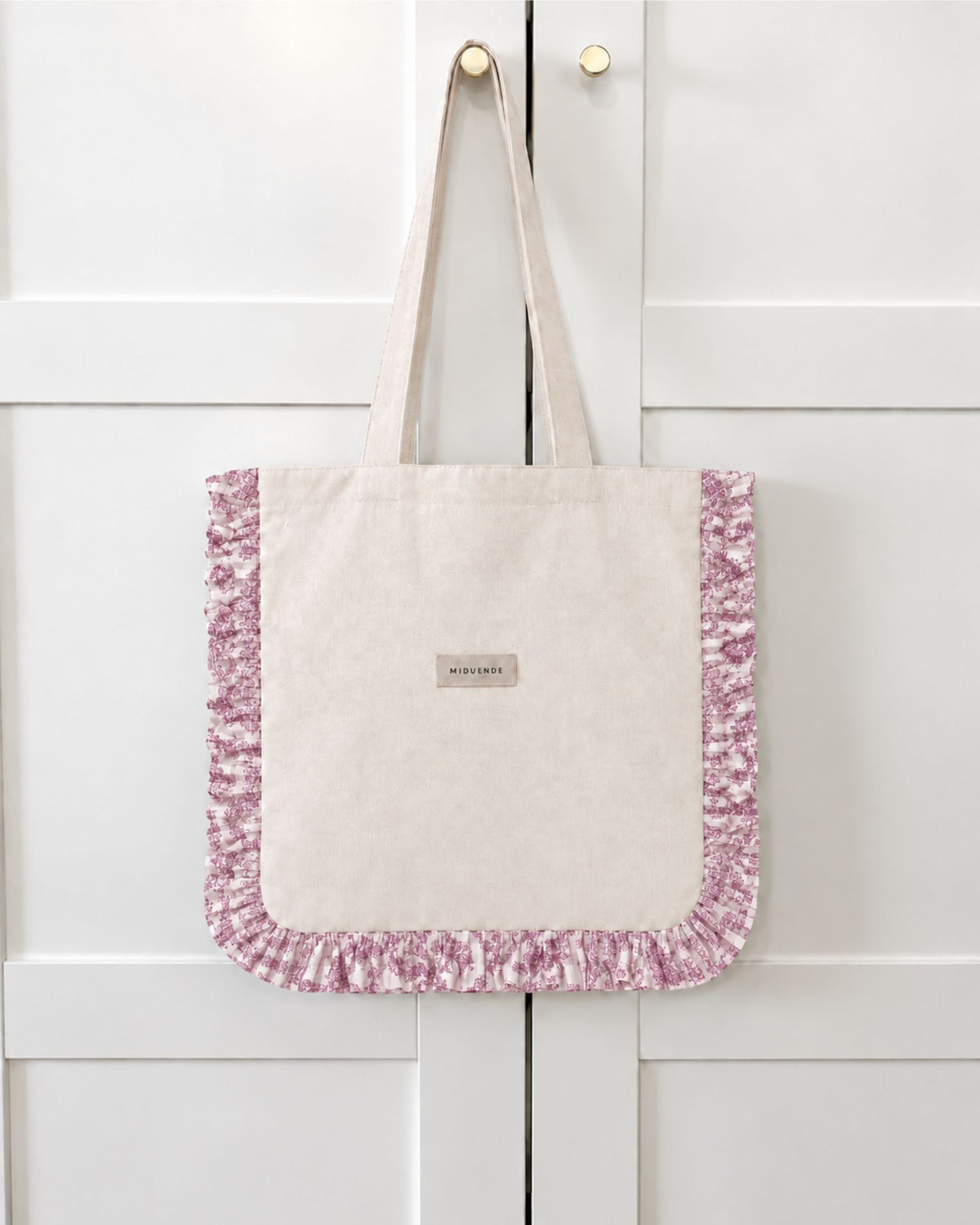 detalle del Bolso totebag en tela de lino natural con volante fruncido en tela jara rosa, personalizable de MiDuende